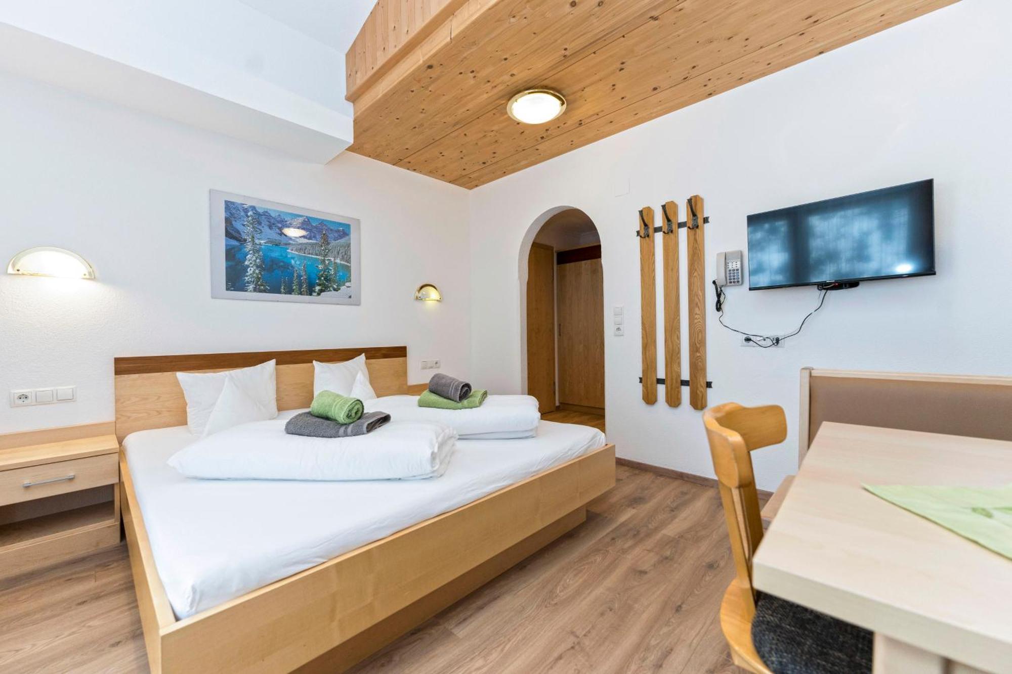אישגל Hotel Garni Siegele - Inklusive Silvretta-Card Premium מראה חיצוני תמונה