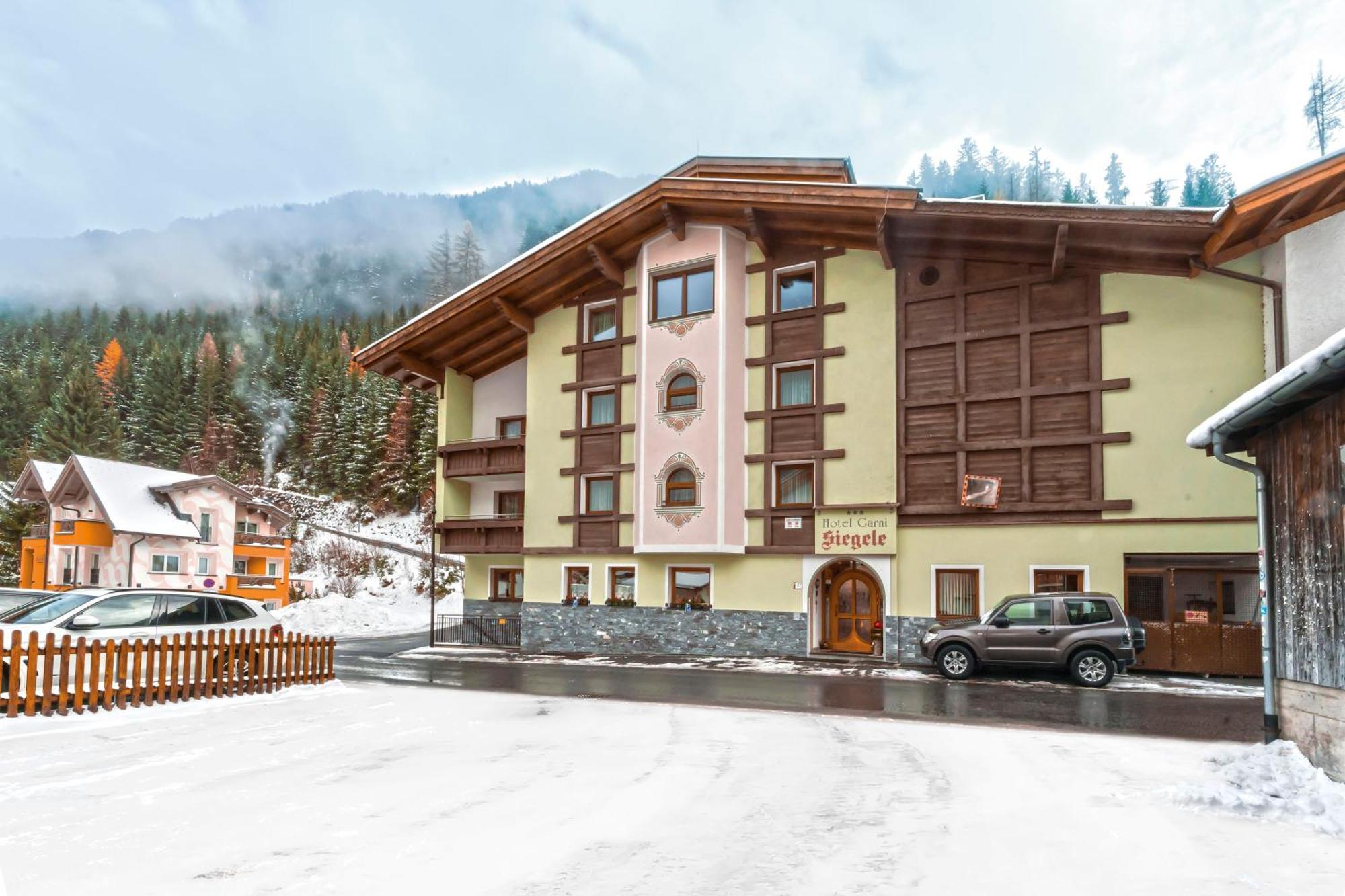 אישגל Hotel Garni Siegele - Inklusive Silvretta-Card Premium מראה חיצוני תמונה