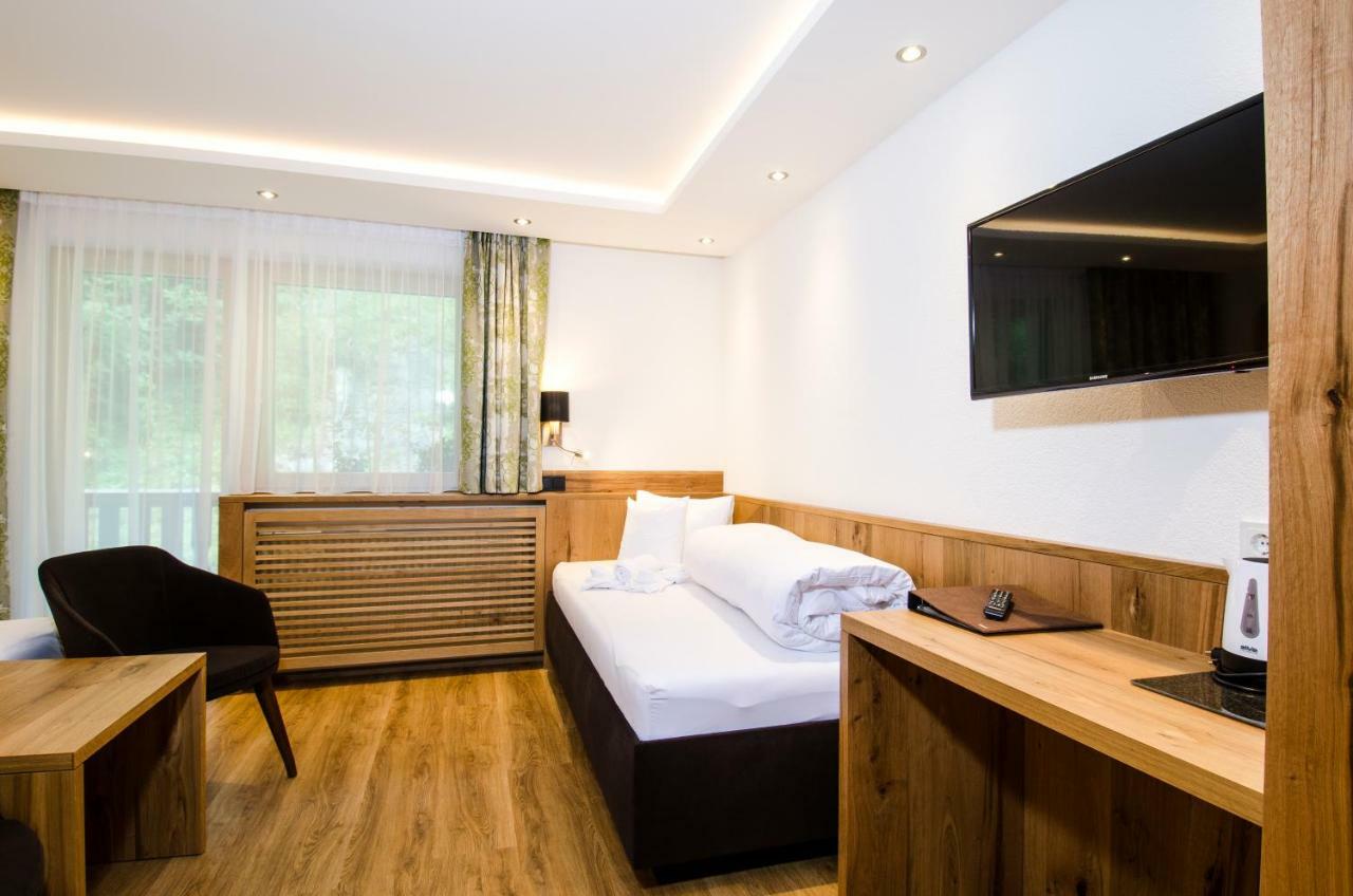 אישגל Hotel Garni Siegele - Inklusive Silvretta-Card Premium מראה חיצוני תמונה